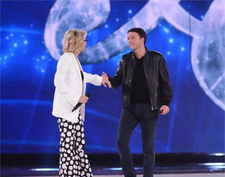 L'indiscrezione su Matteo Renzi ospite della De Filippi per la finale di Amici