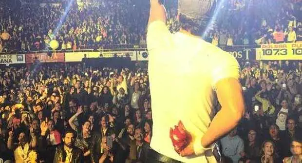Enrique Iglesias mano insanguinata sul palco: dita tagliate da un drone in volo