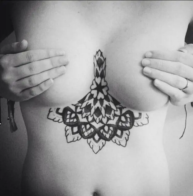 Underboob tatoo, l'ultima moda ​di Instagram