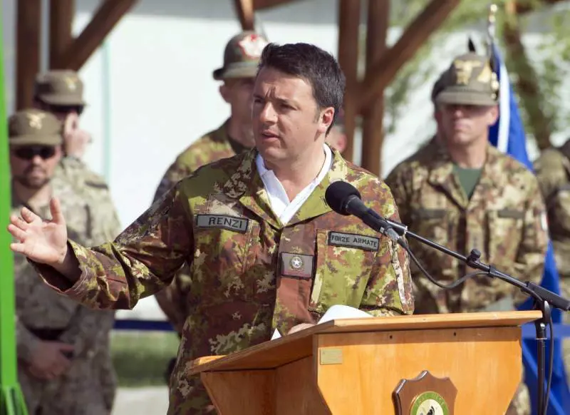 Matteo Renzi in divisa: se la mimetica diventa uno straccio qualsiasi