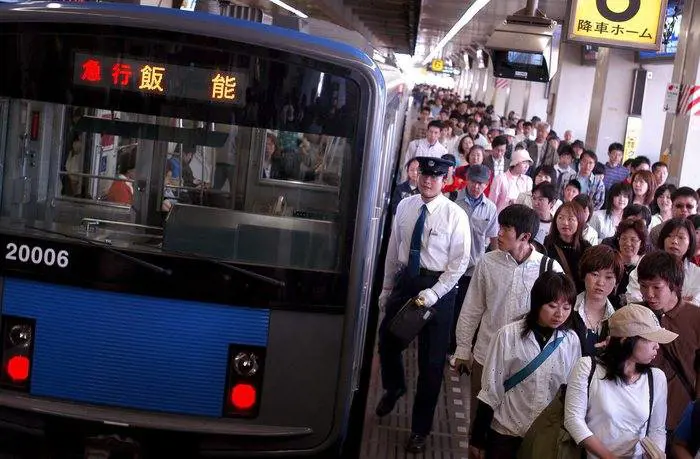 Corpo in decomposizione alla stazione di Tokyo: operaio allertato dalla puzza