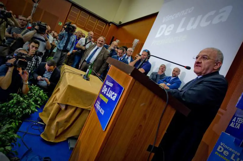 Esposto M5S contro De Luca: Renzi già in un mare di guai