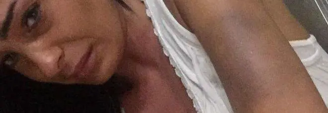 Aggredita e picchiata la sexy psicologa che invitava a non votare