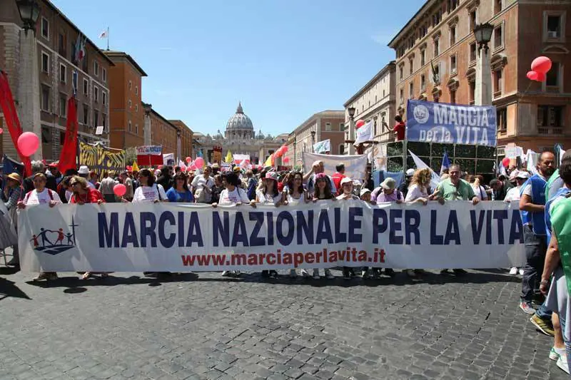 Il popolo prolife marcia contro matrimoni gay e adozioni per omosex