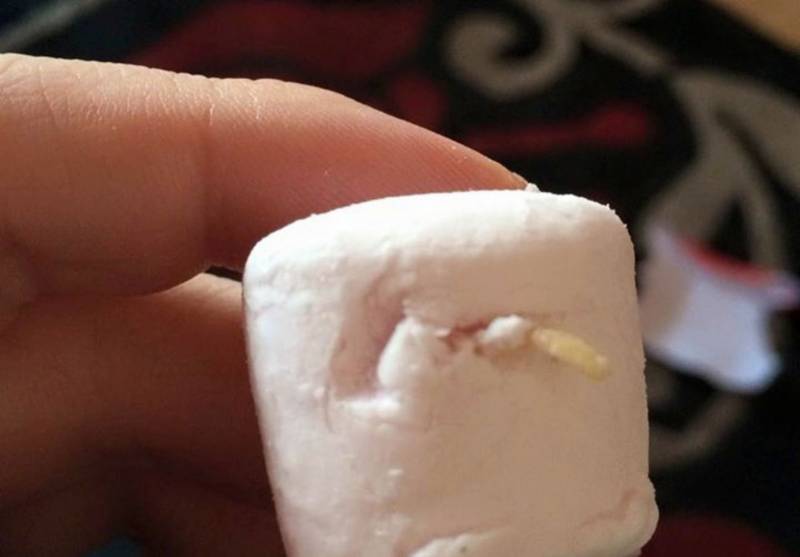 L'unghia del piede sui marshmallow-2