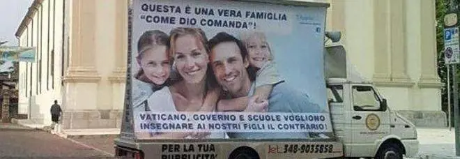 Cartellone contro i matrimoni gay davanti alla chiesa: "Questa è la famiglia come Dio comanda"