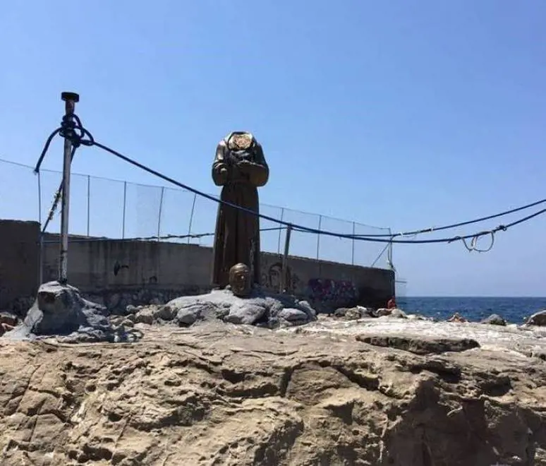 Decapitata la statua di Padre Pio