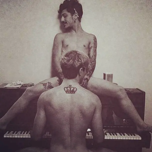 Nudo a gambe aperte davanti a un amico: la foto del ballerino di Amici