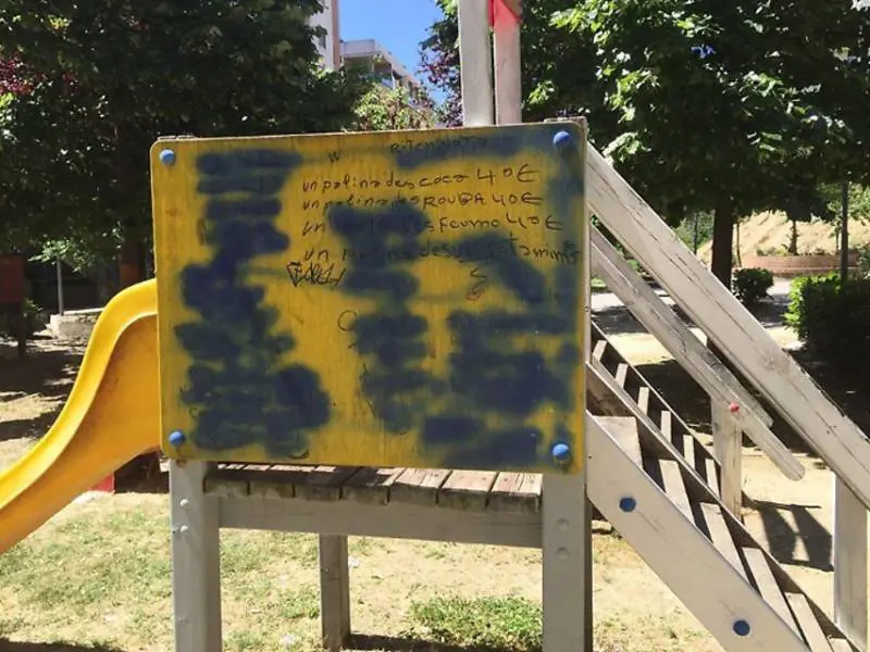 Listino prezzi della droga scritto sullo scivolo del parco giochi
