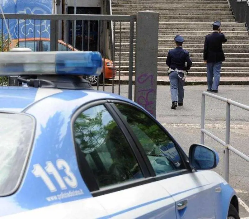 Sondrio, immigrato con bastone minaccia i pendolari in stazione