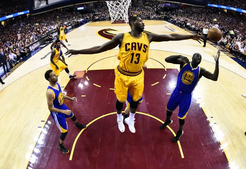 Nba, LeBron fa ancora il fenomeno ma Curry è inarrestabile: 3-2 Warriors
