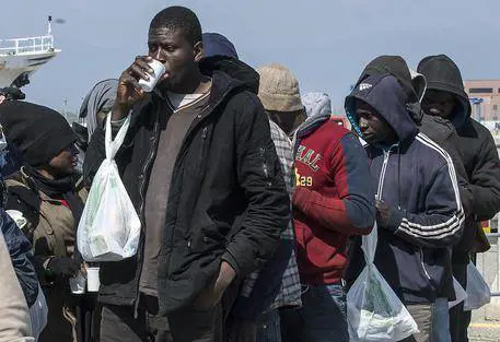 Accoglie immigrato in casa e lui gli svuota il conto