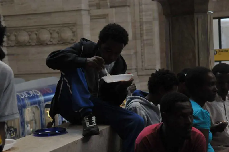 Immigrati, Renzi e Bagnasco: "Non istigare alla paura". Ma gli italiani non stanno con loro