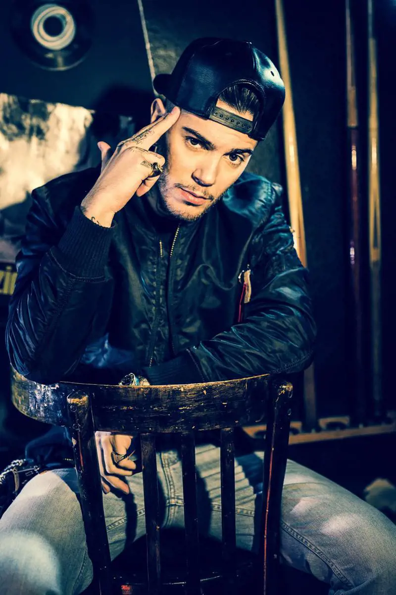 Emis Killa: “Per colpa della democrazia vota gente ignorante”