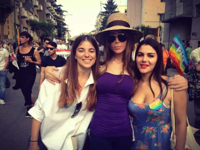 Giulia Innocenzi con Valentina Nappi al gay pride