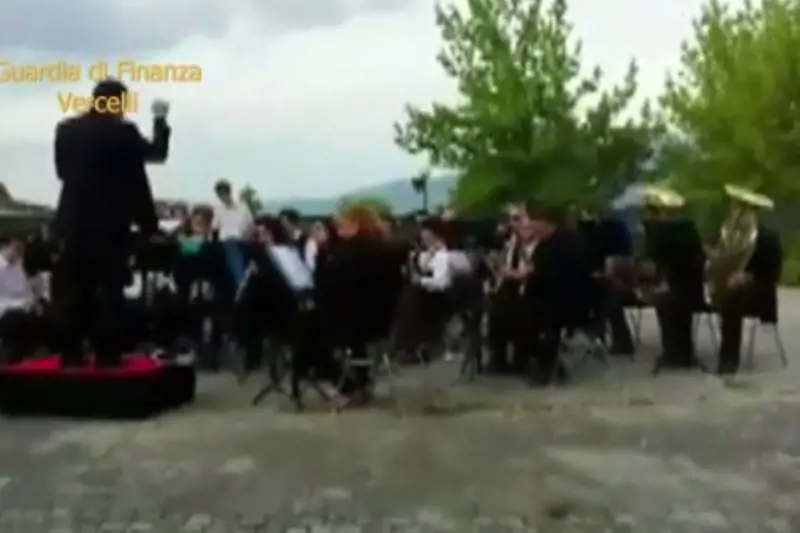 Assente per malattia da sei anni, la professoressa organizzava eventi