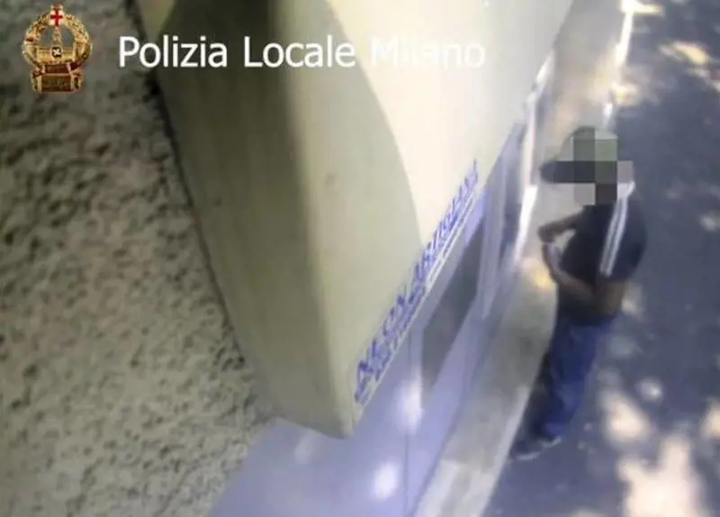 Milano, ecco la nuova tecnica dei sudamericani per scippare gli anziani