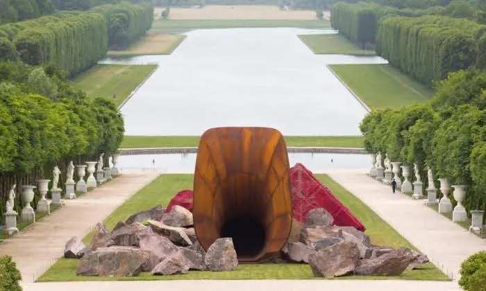 Kapoor sfregiato Se si dissacra l'arte dissacrante