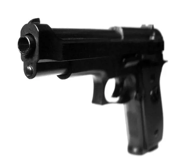 Estrae una pistola dalla vagina e minaccia il fidanzato: arrestata