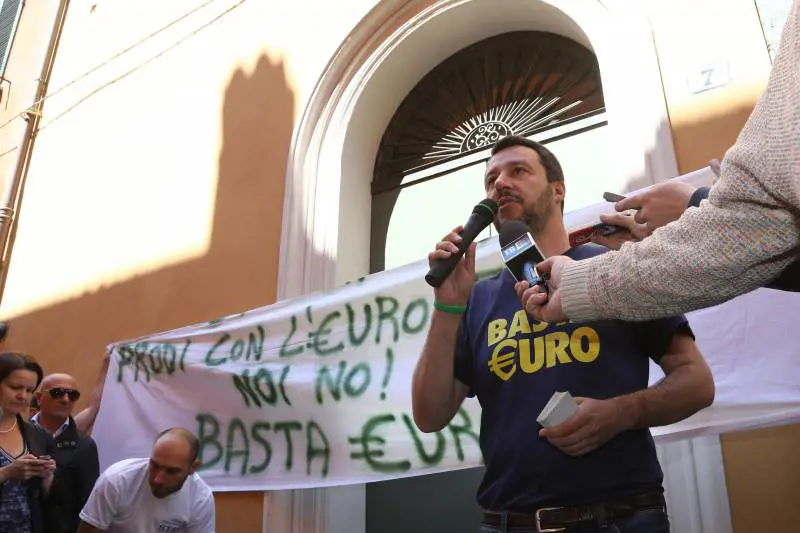 Salvini: "Se la maestra parla di sesso a mia figlia, le faccio una faccia così"