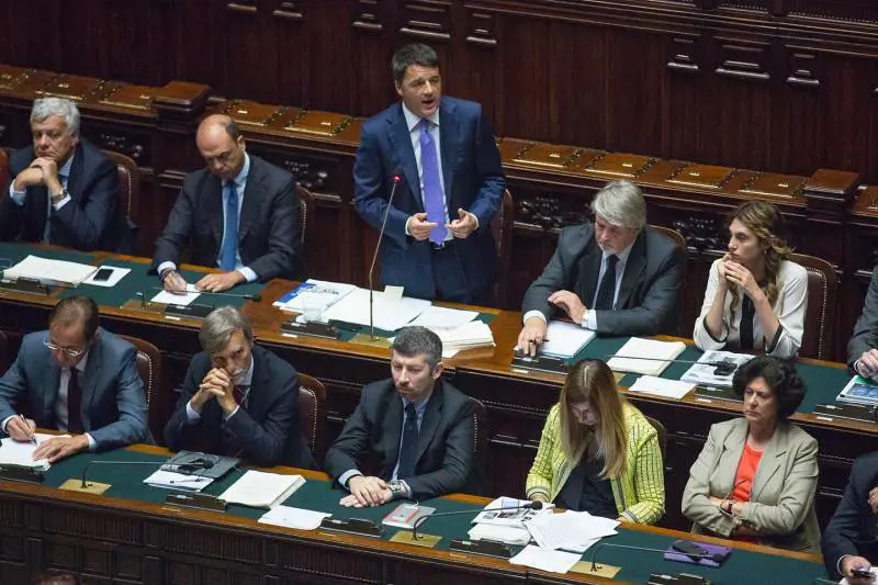 Renzi minaccia larghe intese per piegare la minoranza Pd