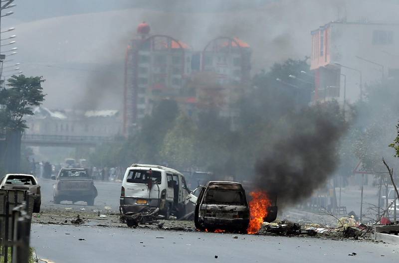 Un'automobile in fiamme dopo l'esplosione vicino al parlamento a Kabul