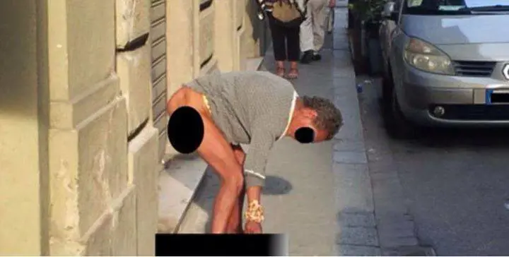 Fare pipì in pubblico non sarà più reato