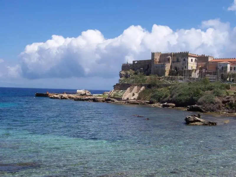 Da Agrippa a Pertini, da Curcio a Santapaola. Quanti detenuti vip nel gioiello del Tirreno