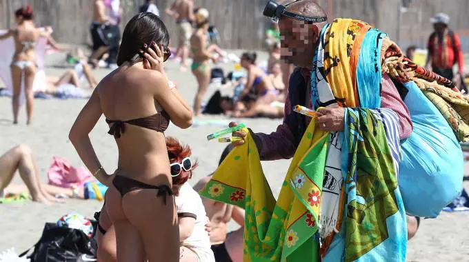 Olbia, agenti fermano ambulante ma vengono aggrediti dai bagnanti