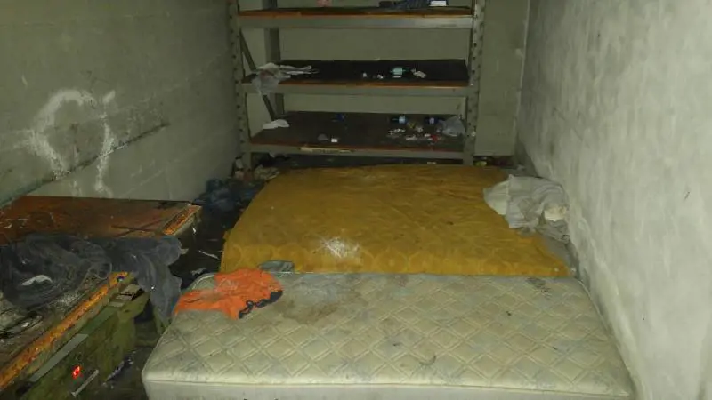 Il degrado di Milano. In via Fava lo stabile occupato da drogati e immigrati