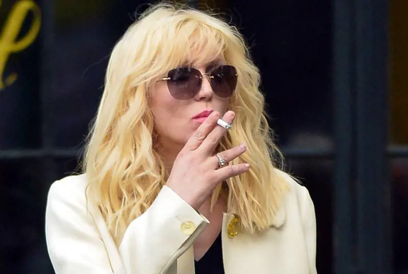 "Hollande, dove c... è la polizia?" Courtney Love assalita dai tassisti