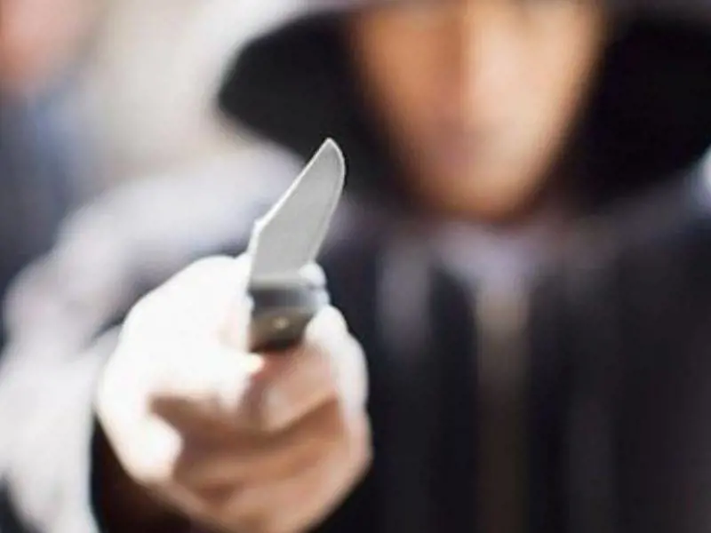 Coltello alla gola di un bambino: arrestato