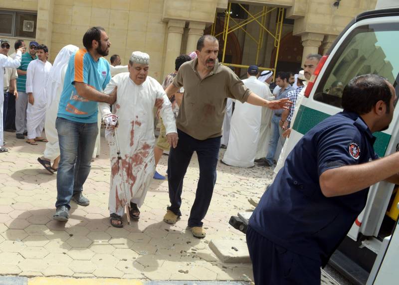 Un uomo con la dishdasha imbrattata di sangue dopo l'esplosione