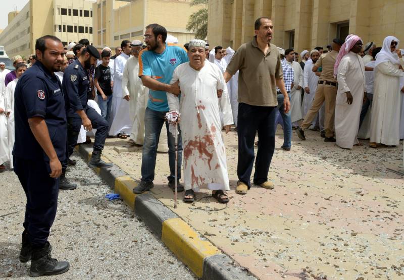Un uomo con la dishdasha imbrattata di sangue dopo l'attacco