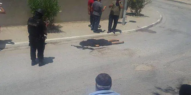 Selfie dell'orrore: foto con l'attentatore ucciso