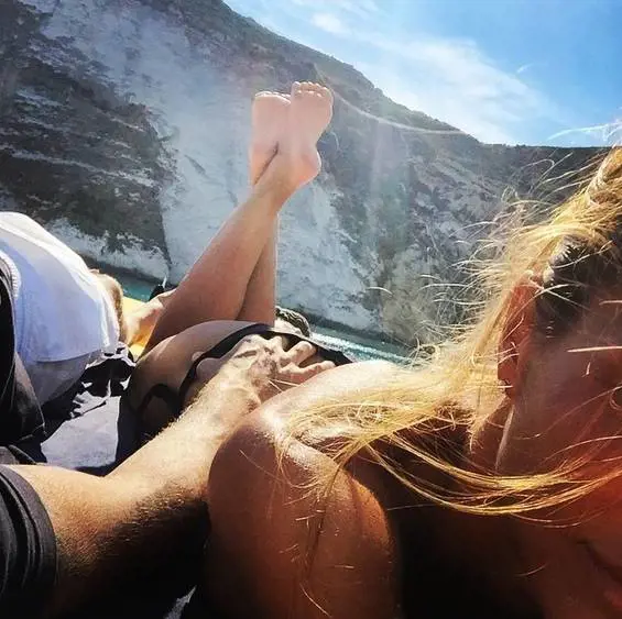 Martina Colombari: selfie hot con Billy che attacca il suo lato B