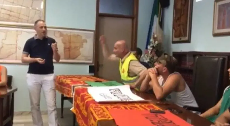 La protesta di una mamma: "Io, incinta di otto mesi, sono buttata in strada mentre i profughi sono ospitati gratis"