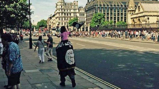 Con la bandiera dell'Isis in giro per Londra