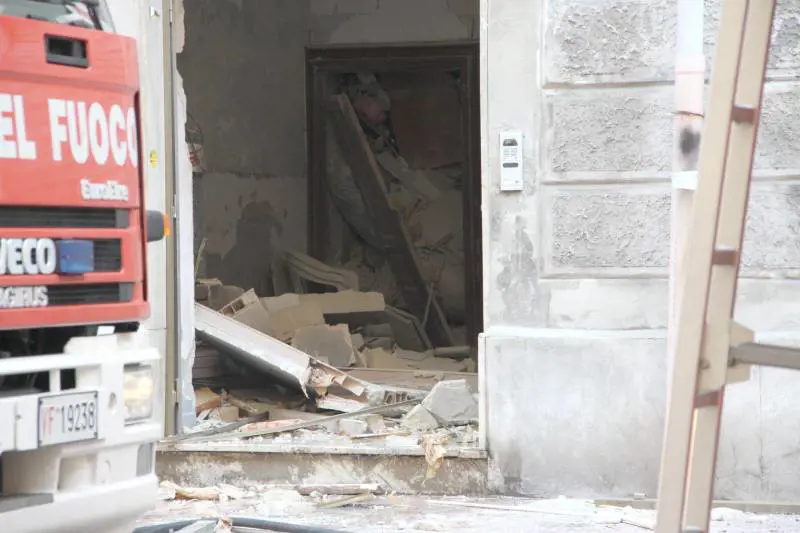Taranto, scoppia bombola. Un morto sotto le macerie