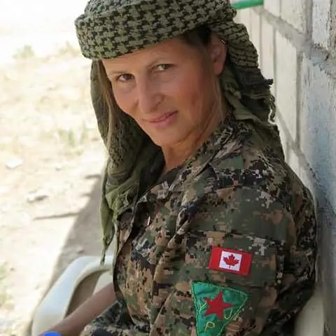 E la ex modella imbraccia il fucile per combattere i jihadisti dell'Isis