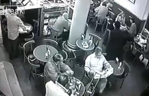 Argentina, entra in un bar e spara all'avvocato: poi il suicidio