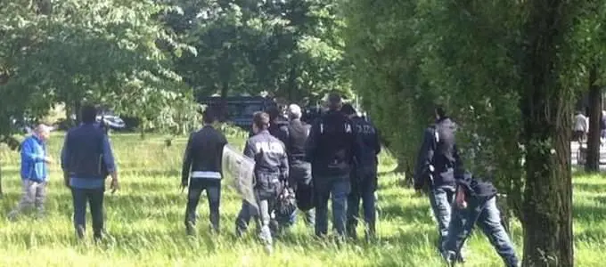Immigrato prende a cinghiate i passanti e sputa sugli agenti