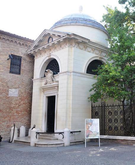 La Tomba di Dante si trova nella Basilica di San Francesco, nel centro di Ravenna, dove il Sommo Poeta morì