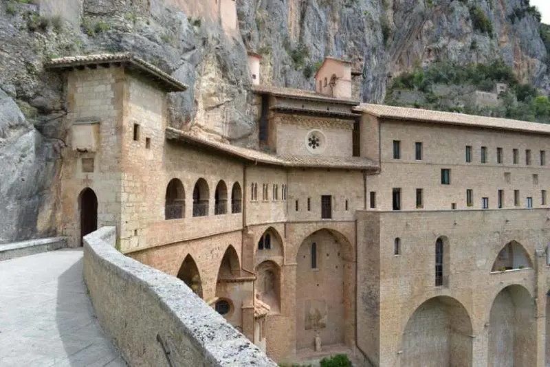 Il santuario Sacro Speco (Speco di San Francesco), consacrato nel 1213, è a Subiaco, in provincia di Roma