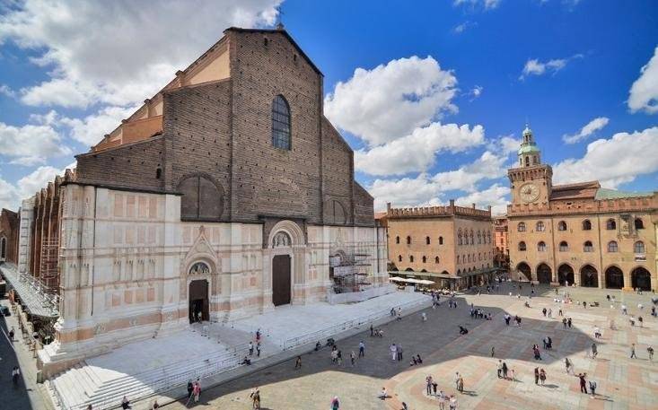 La Basilica si San Petronio, a Bologna. Fondata nel 1390 domina piazza Maggiore e, nonostante sia incompiuta, è la sesta chiesa più grande d'Europa