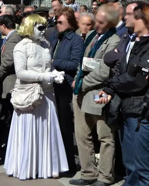 Rom travestite da artiste di strada. Così le zingare rapinano i passanti