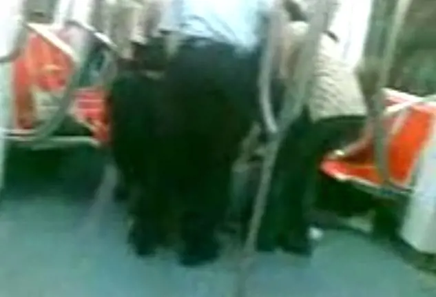 Roma, l'inferno della metro: si sente male ma non c'è nessuno a soccorrerlo
