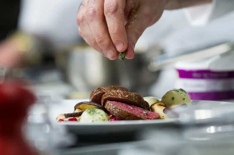 Con chefbooking il cuoco arriva a casa via web