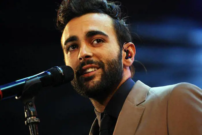 Marco Mengoni, sirenetto al mare: l'abbronzatura è quasi integrale