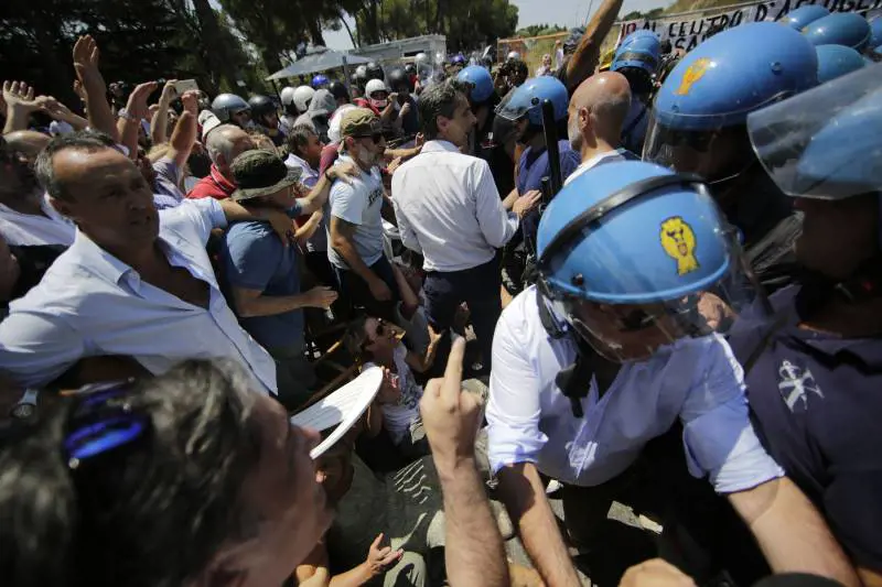 L'attacco sui social al poliziotto di Casale San Nicola: "Rimuovetelo"